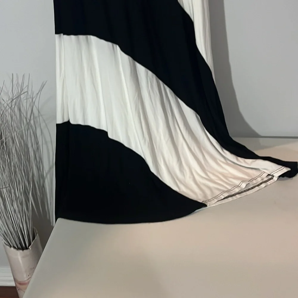 PattyBoutik Black and Cream Halter‎ Maxi Sundress - Picture 4 of 10